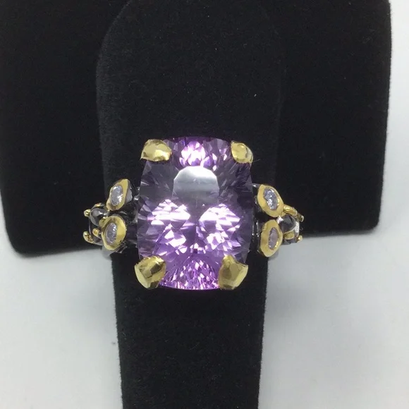 Magnificent Genuine Amethyst In A Fancy Faceted Cut - Picture 1 of 7